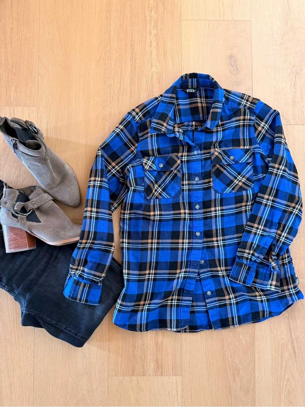 Eddie Bauer Plaid Button Down in Blue & Black
